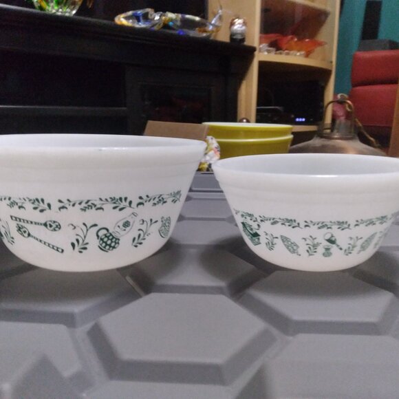 Federal Glass American Homestead (Amish) Pattern Set of 2 Nesting Mixing Bowls - Picture 5 of 5